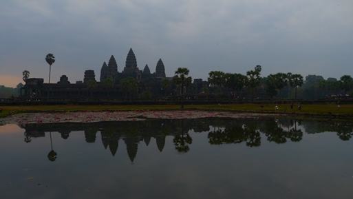 Angkor wat statue